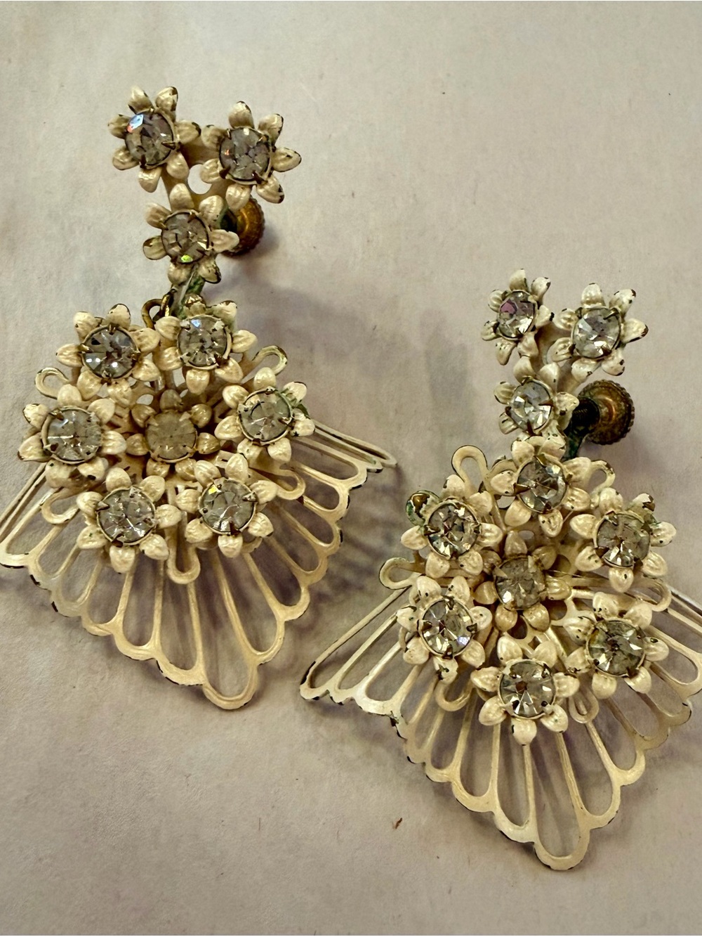 VTG Mid-Century Cream Enamel & Gold Floral Rhinestone Screw-Back Earrings 1950s